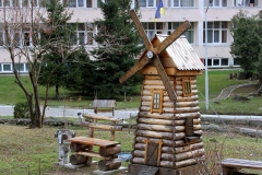 Детайли в двора на един от санаториумите