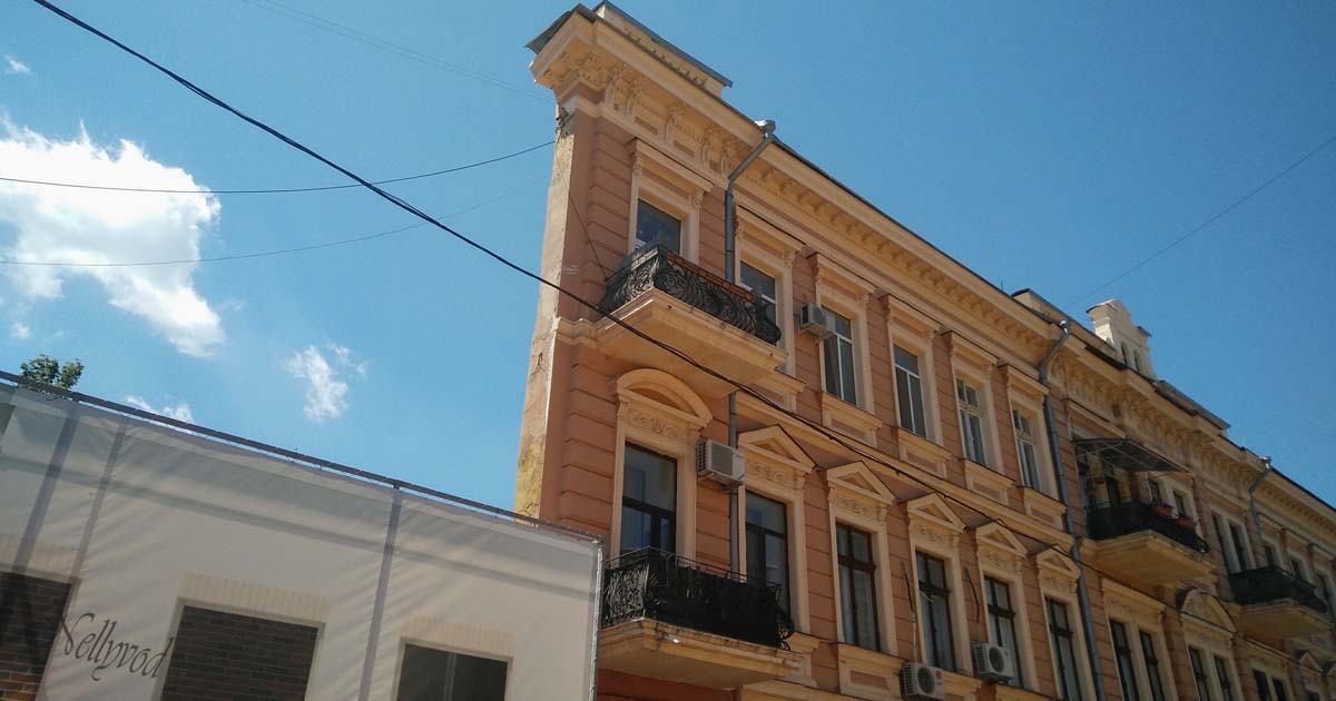 Едностенната сграда