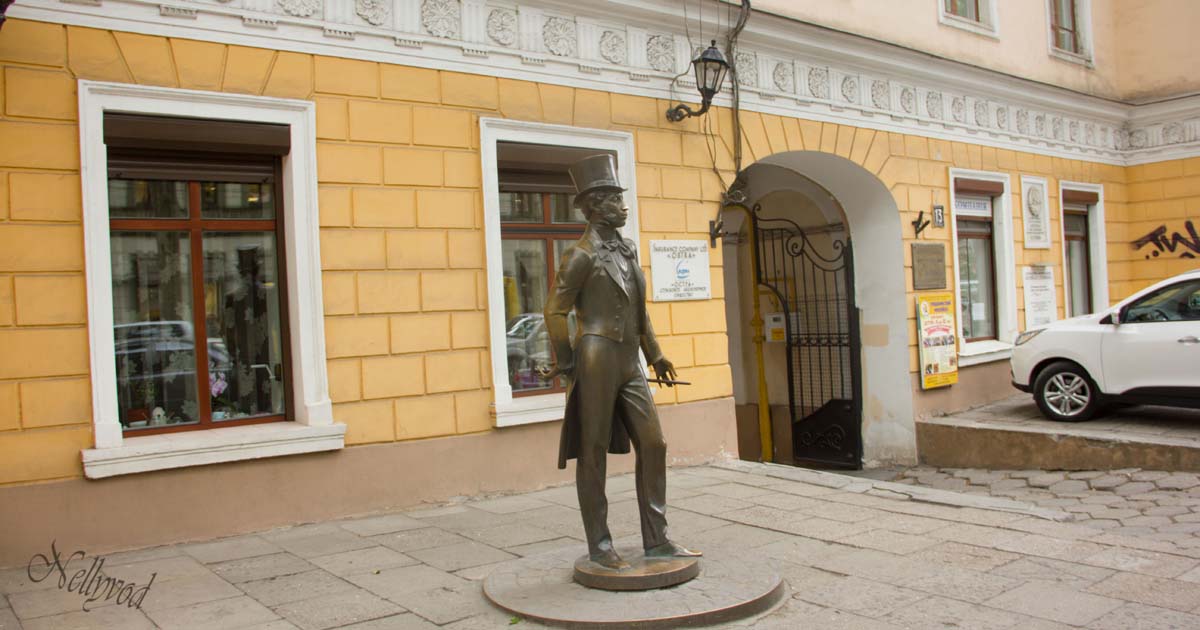 По улица Пушкинска, пред музея на Пушкин