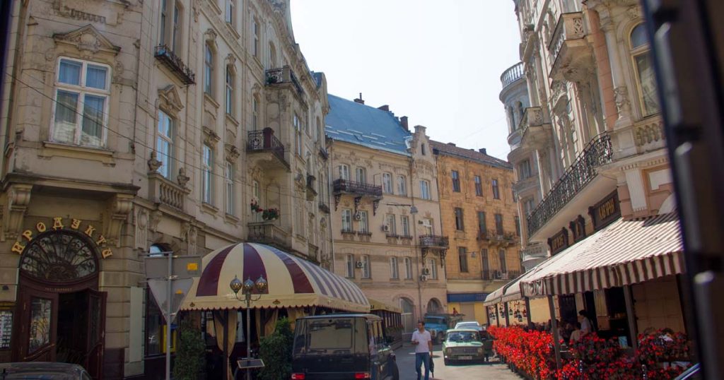 Уличка в стария град в Лвив
