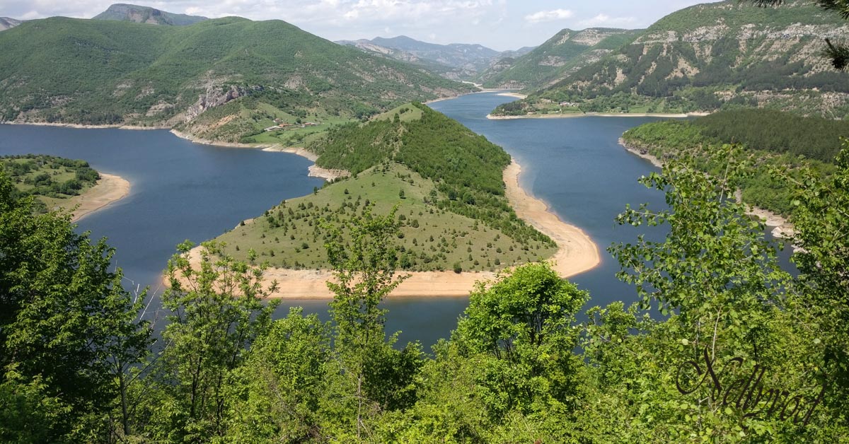 Живописните завой на река Арда в Родопите