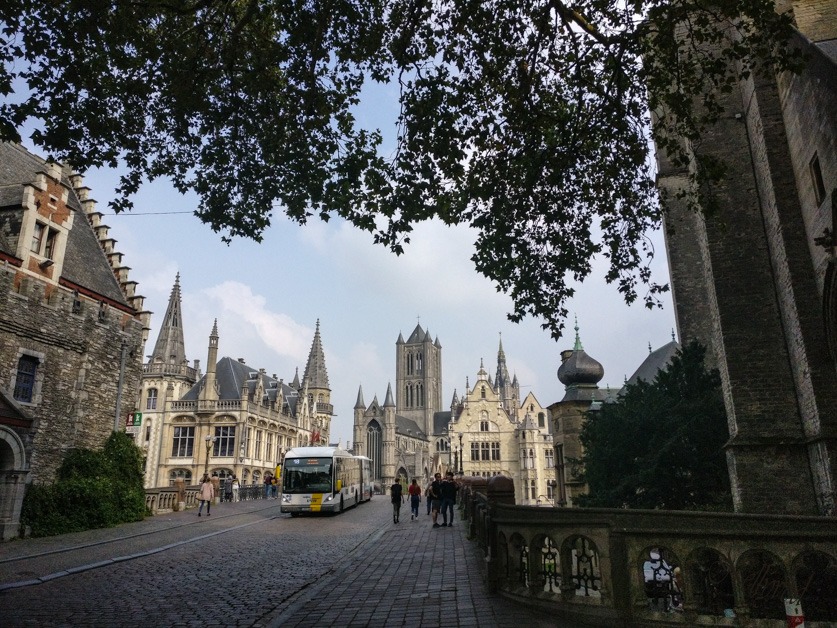 Гледка от моста към катедралата St. Bavo